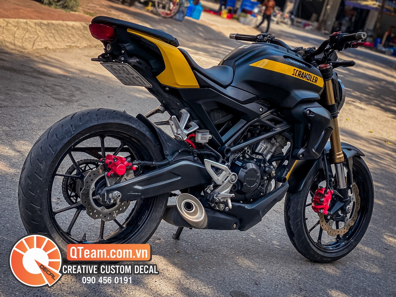 Tem CB150R kiểu Scramble vàng đen độc đáo