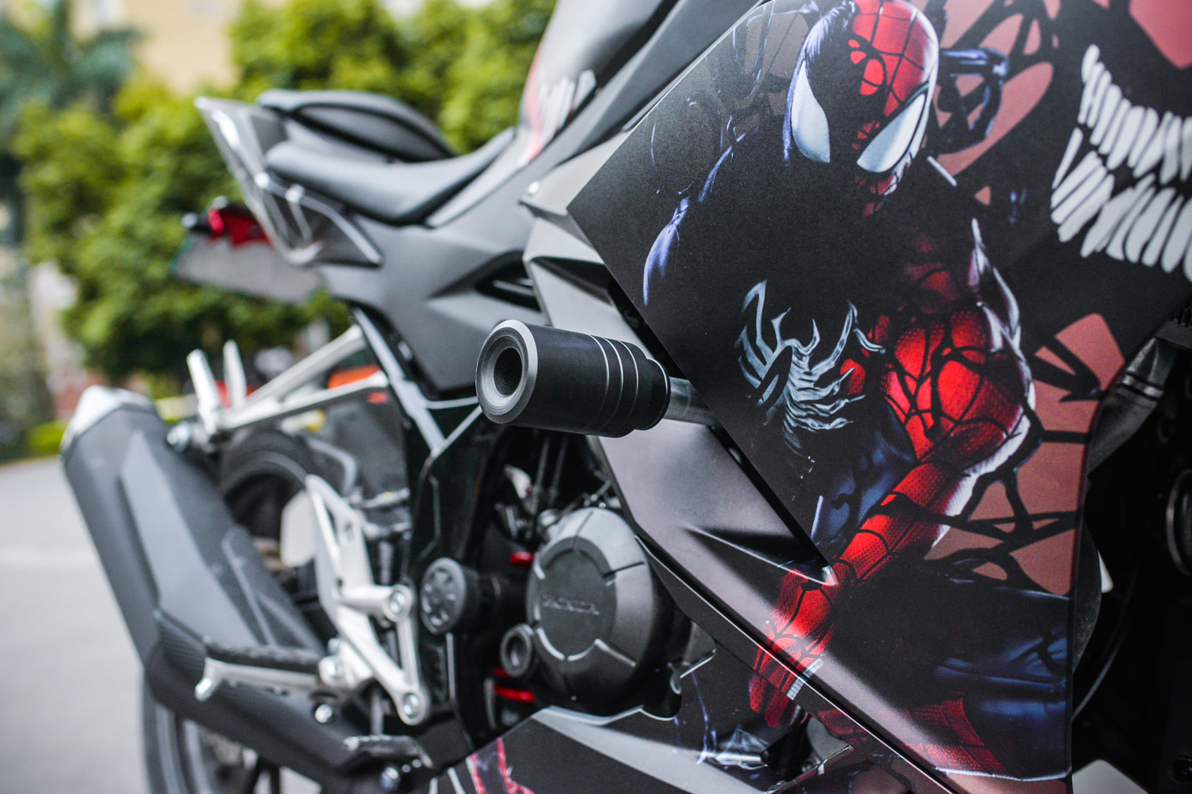 Tem trùm cbr150 spider-man đỏ xanh candy cao cấp