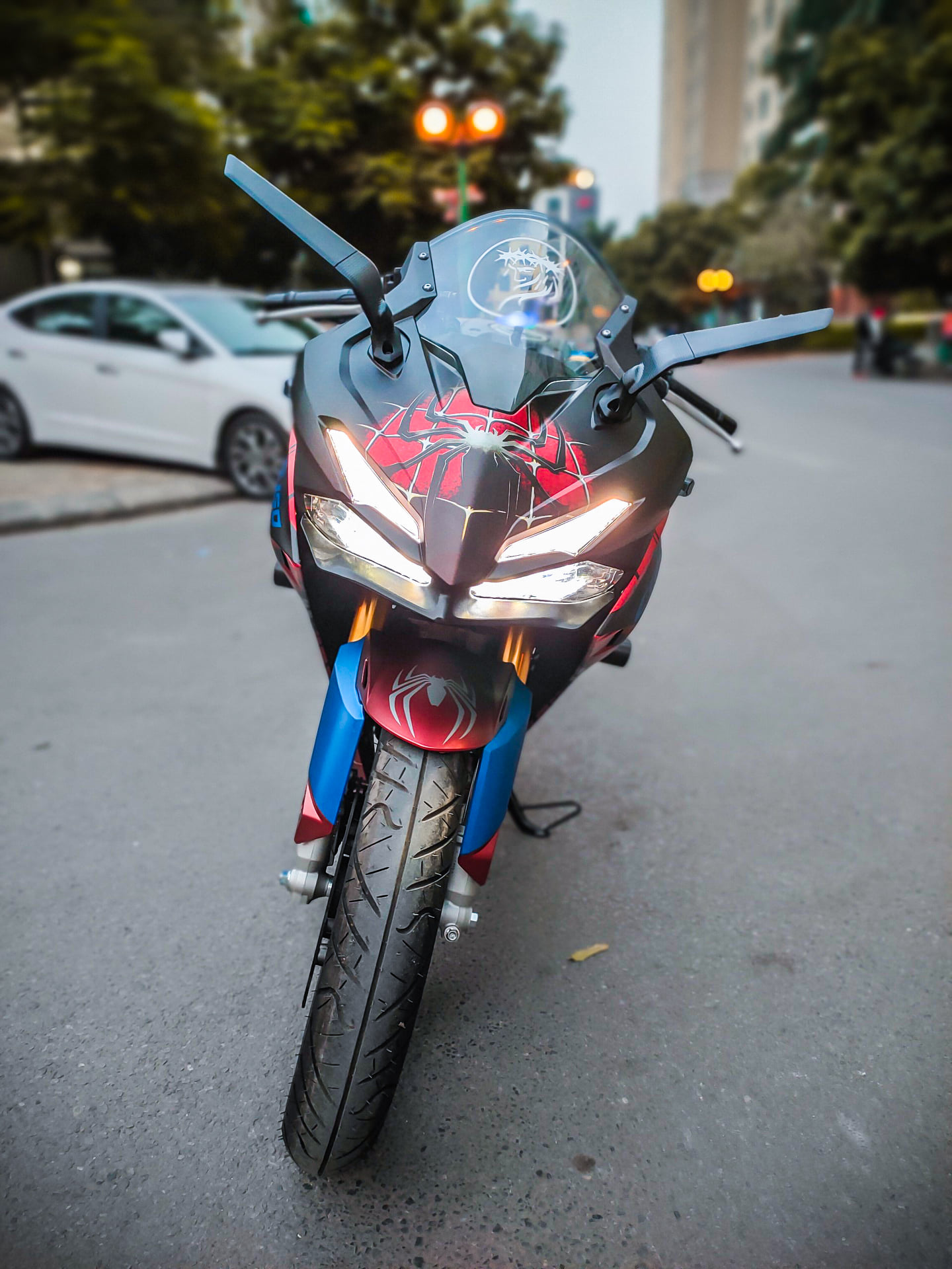 Tem trùm cbr150 spider-man đỏ xanh candy cao cấp