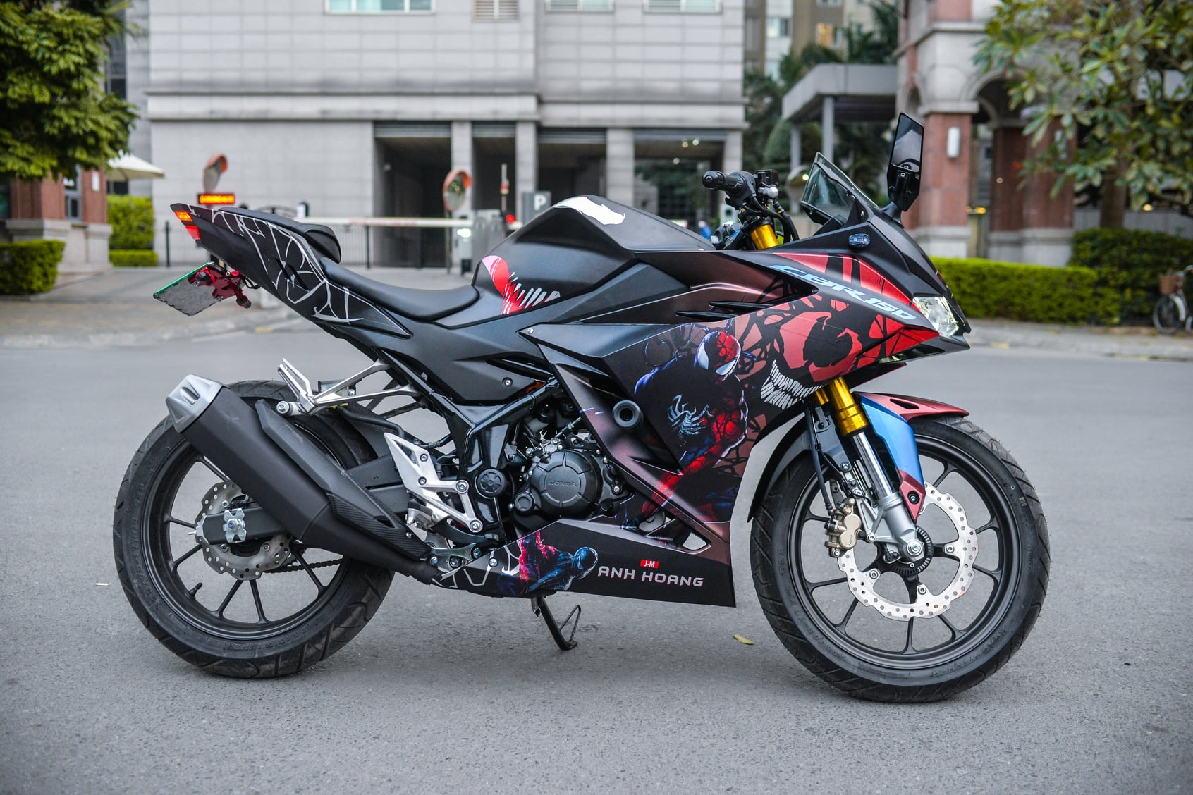 Tem trùm cbr150 spider-man đỏ xanh candy cao cấp